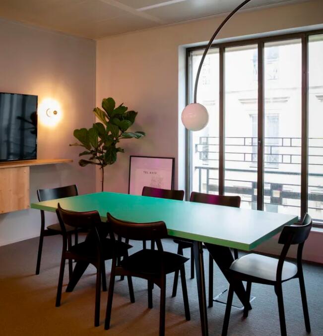 今天和大家分享的即墨办公室设计有色彩鲜艳而且设计感十足的工作空间